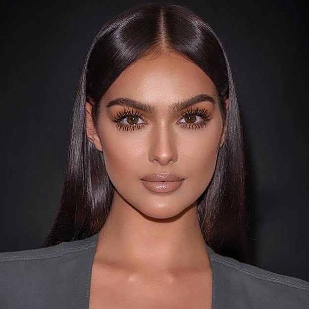 Mujer con pelo liso tabla