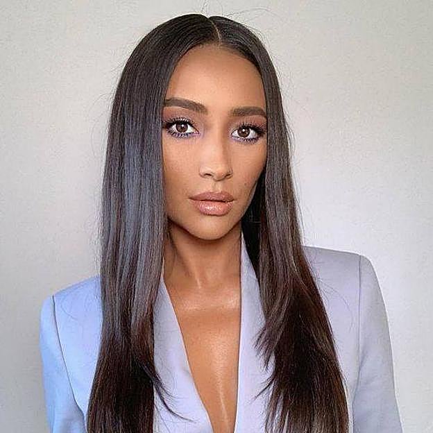 Shay Mitchell con melena alisada