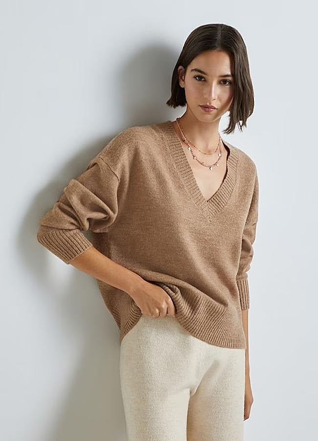 Imagen - Jersey con escote pico de color marrón de Easy Wear, 29,99 euros.