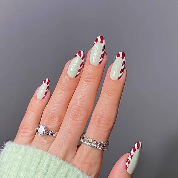 Manicura de Navidad con bastones de caramelo