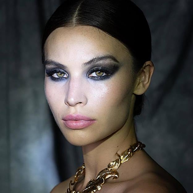 Look de maquillaje para fiestas smokey eye
