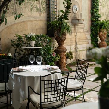 Imagen secundaria 1 - Arriba, el hotel Palacio de los Duques. Abajo, el paio del Hotel Orfila y uno de los platos de Mario Sandoval. 