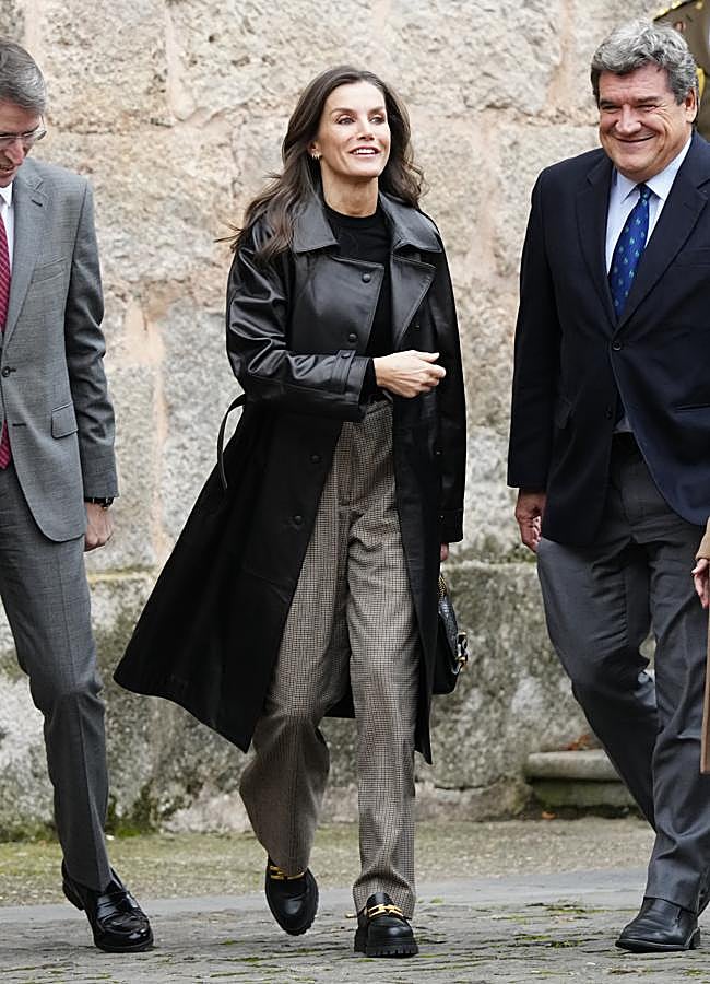 Imagen - El look de la reina Letizia con mocasines. / LIMITED PICTURES