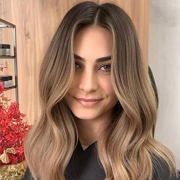 Modelo con rubio oscuro suave almendrado