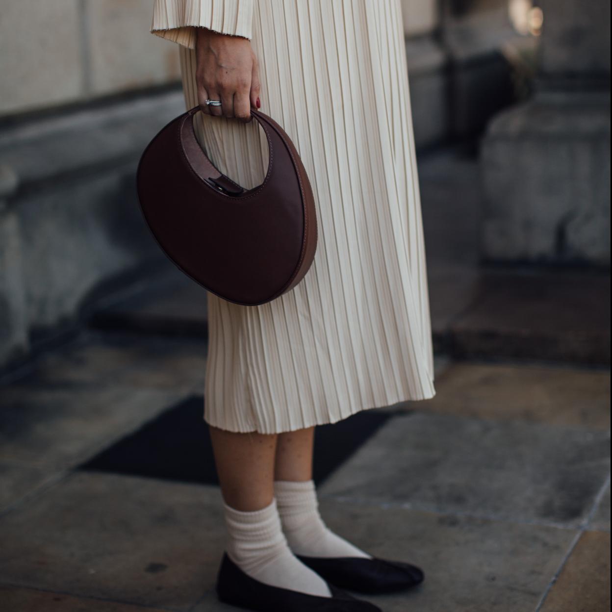 Un look con un bolso marrón chocolate.