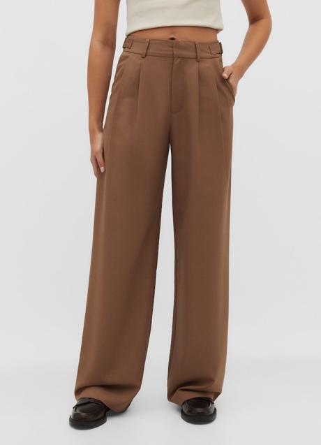 Imagen - Pantalón de vestir de color marrón de Stradivarius (25,99 euros)
