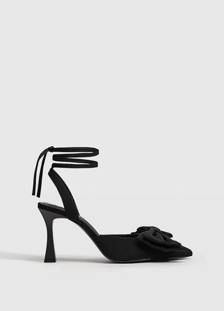 Imagen - Zapatos negros con lazo de Stradivarius (29,99 euros)