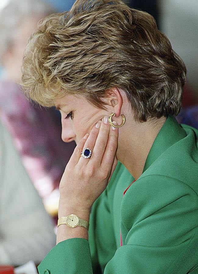 Imagen - Lady Di muestra su anillo de compromiso. / GETTY IMAGES