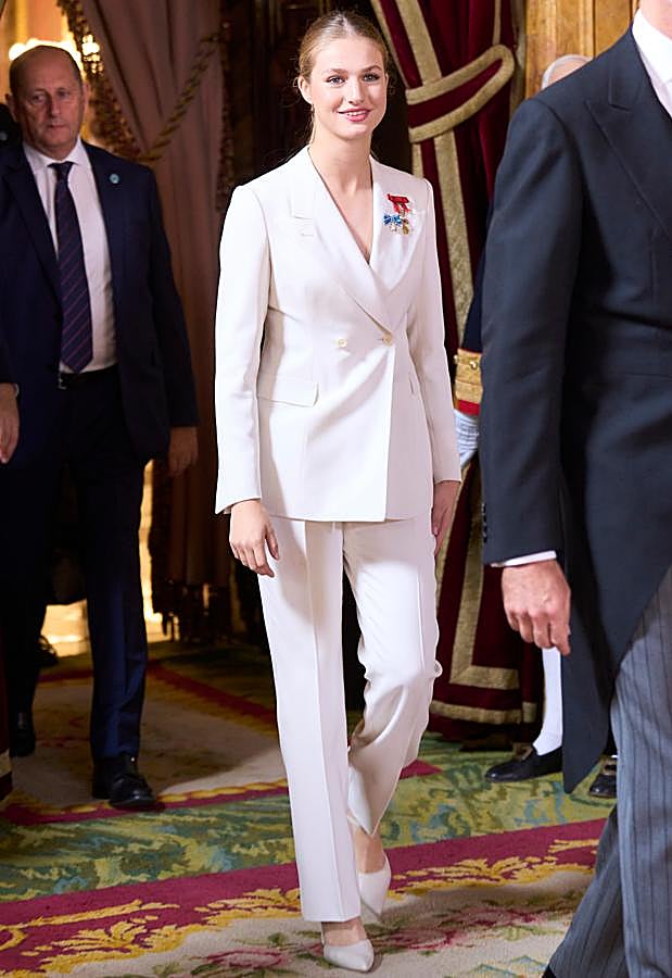 Imagen - El look de la princesa Leonor en la jura de la Constitución. / LIMITED PICTURES