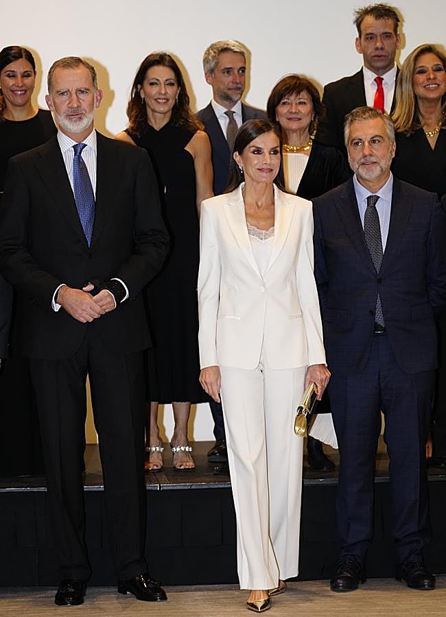 Imagen - El rey Felipe, la reina Letizia y Carlos Alsina. / LIMITED PICTURES