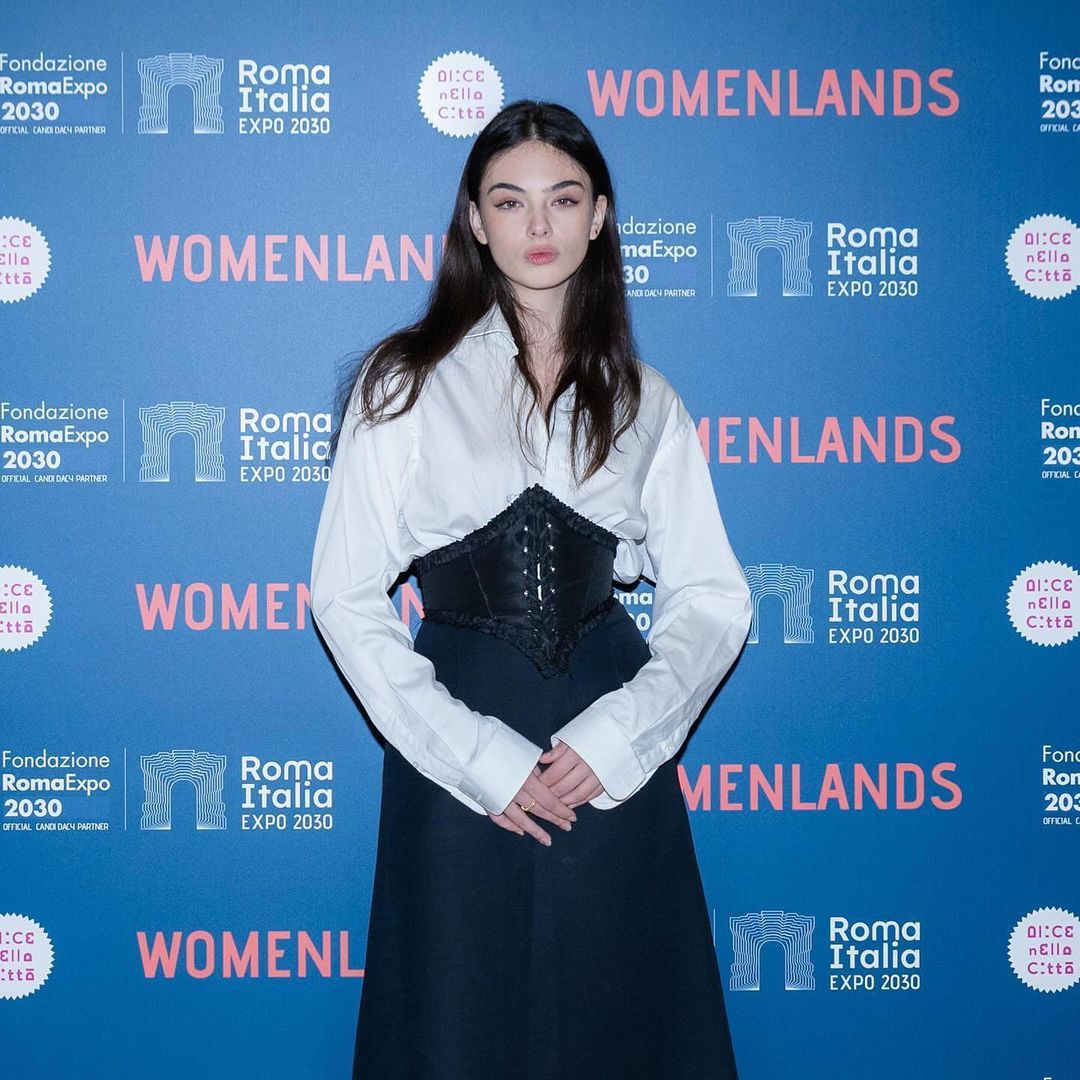 Es una de las dos hijas que tuvo Monica con el actor francés Vincent Cassel.