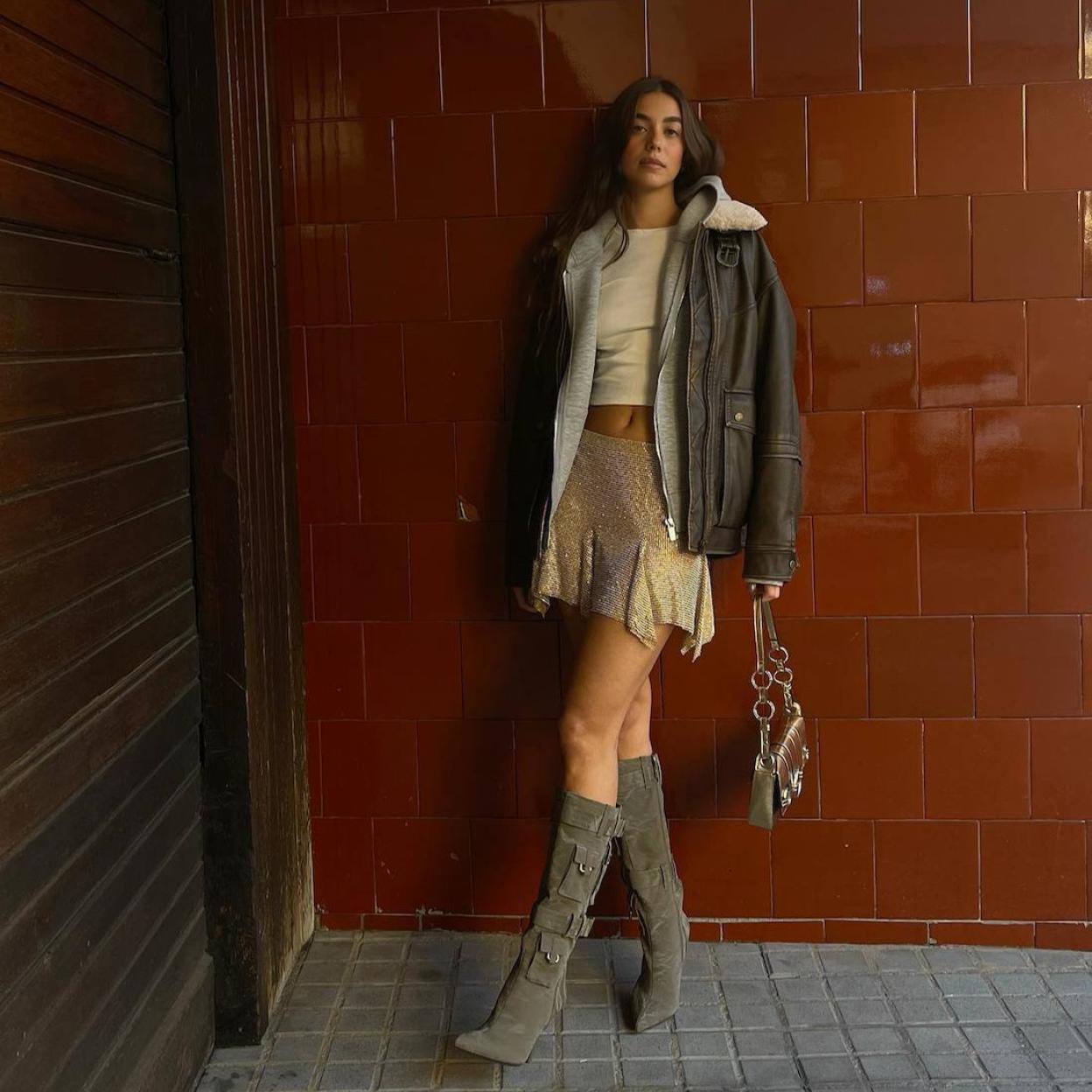 La influencer lleva un look con botas cargo