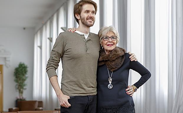 Concha Velasco junto a su hijo, Manuel M. Velasco. 