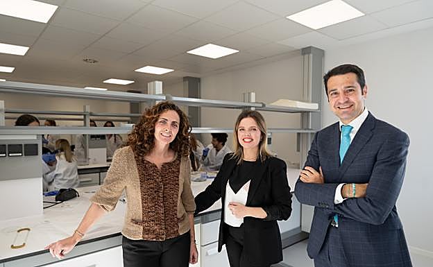 Alicia de la Cuerda, vicedecana de la Facultad HM de Ciencias de la Salud de la UCJC; Davinia Navarro, jefa de Atracción de Talento de HM Hospitales; y Roberto Sanz Soblechero, director de Comunicación y Márketing de HM Hospitales. /