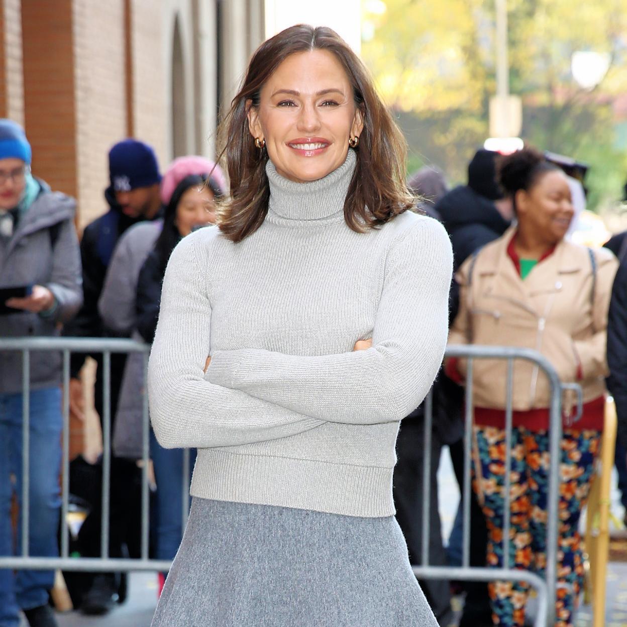 Jennifer Garner con un look gris.