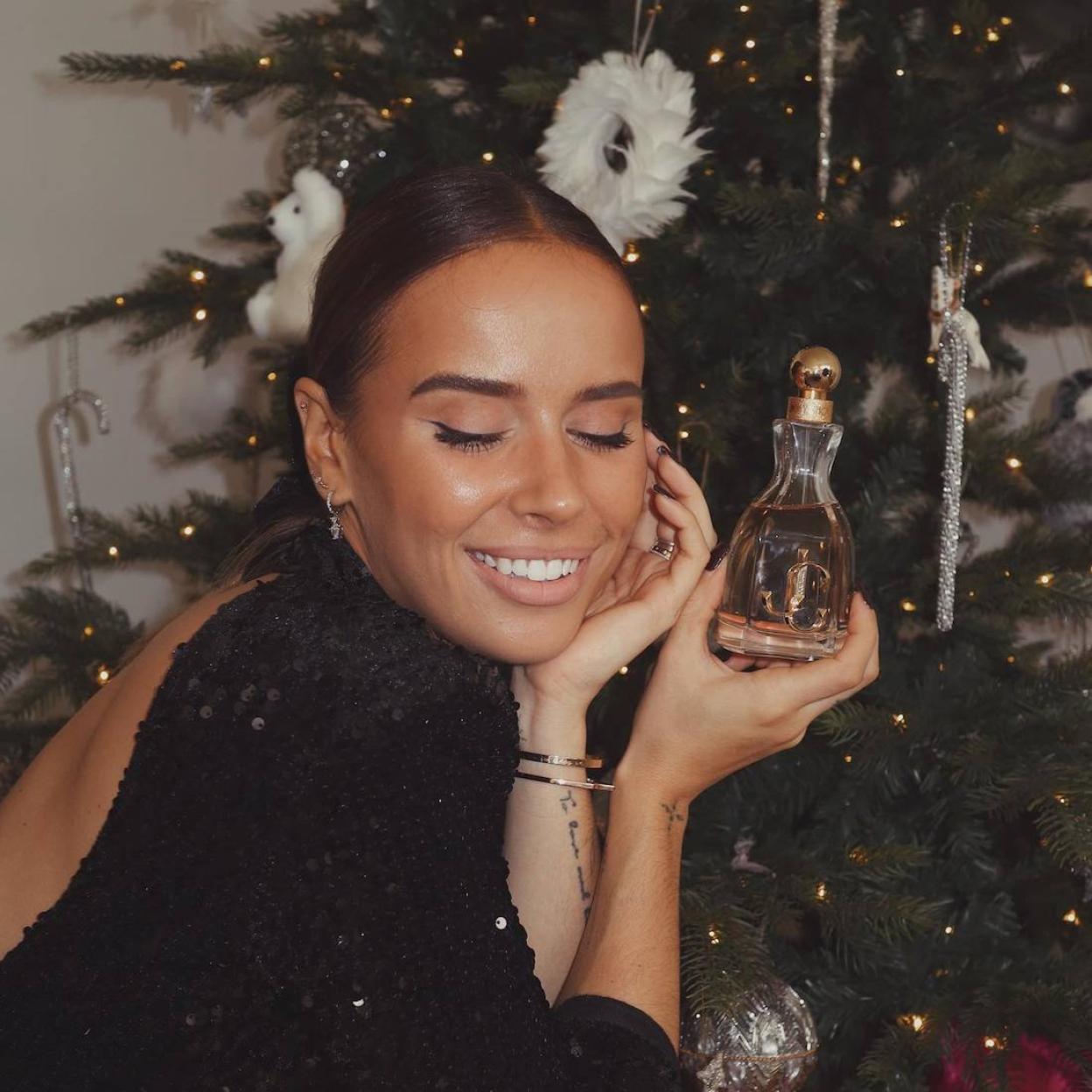 Influencer con perfume para regalar en navidad