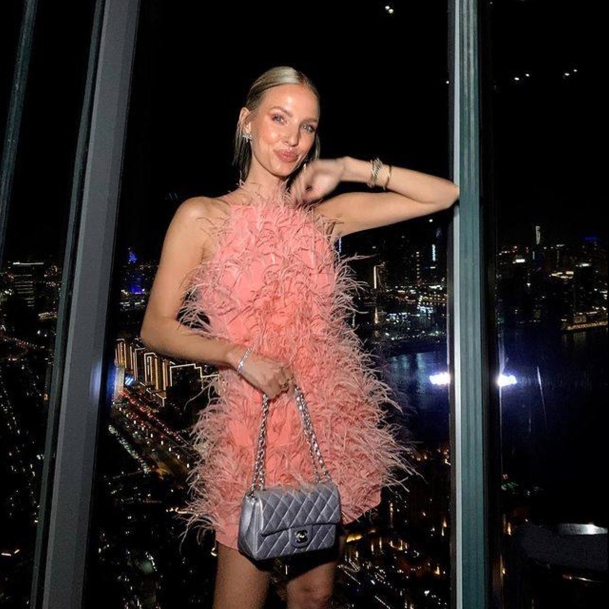 La influencer lleva un look de Nochevieja con vestidos de plumas