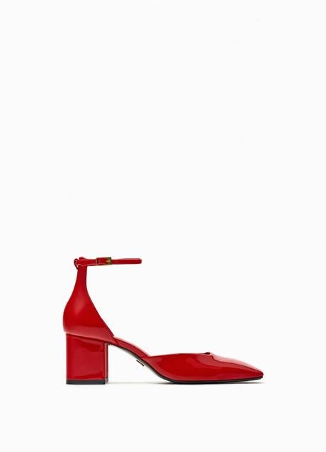Imagen - Zapatos con pulsera de color rojo de Zara (29,99 euros)