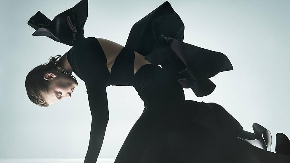 Modelo posa con vestido de Stéphane Rolland.