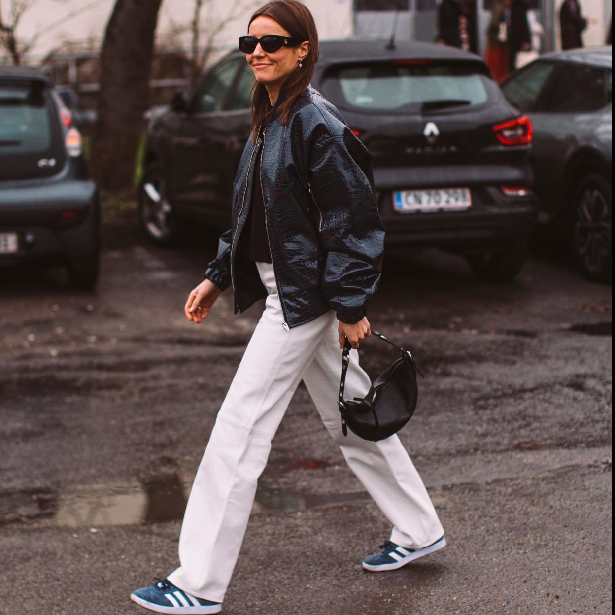 Un look de street style con zapatillas.