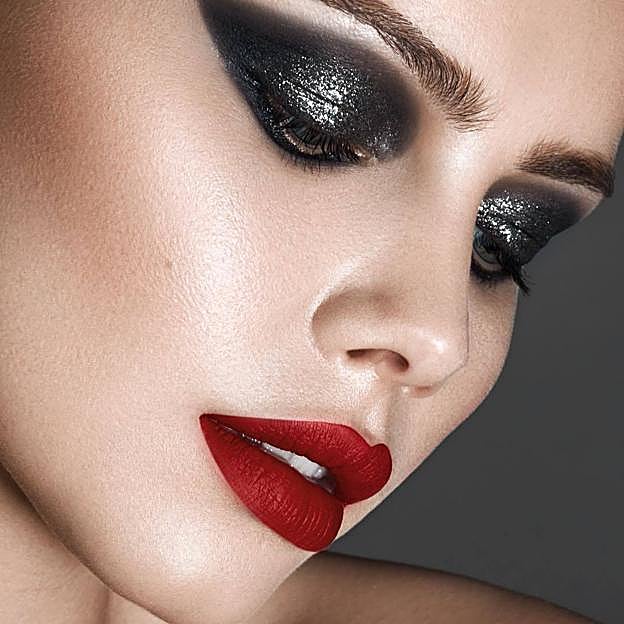 Modelo con maquillaje para Nochevieja de ojos ahumados y labios rojos