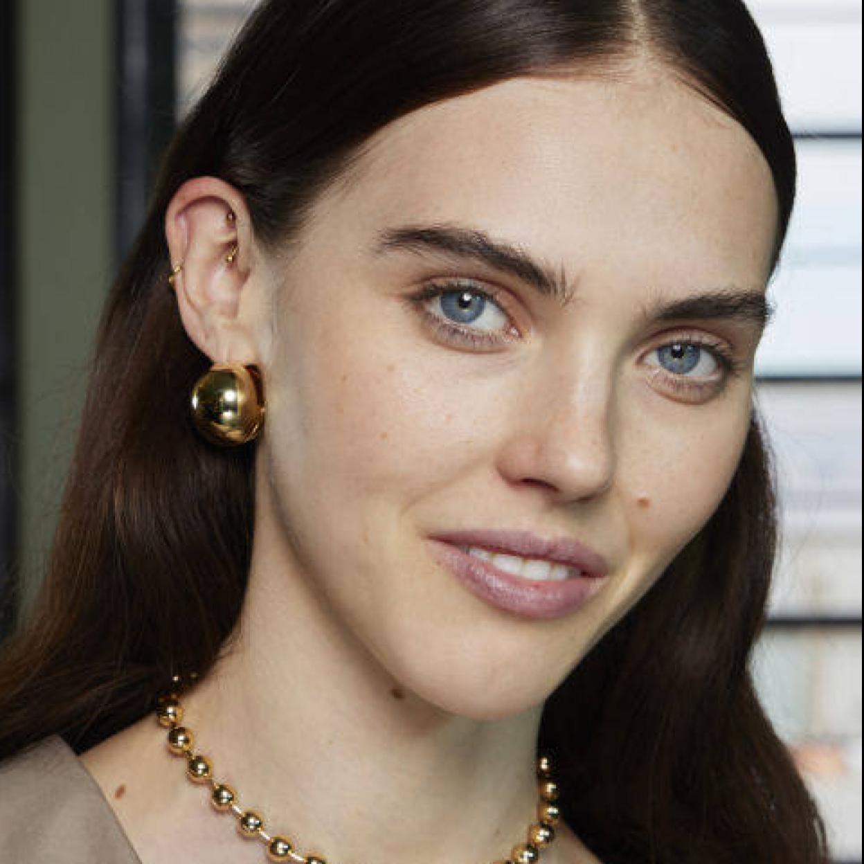 Modelo con cejas con volumen