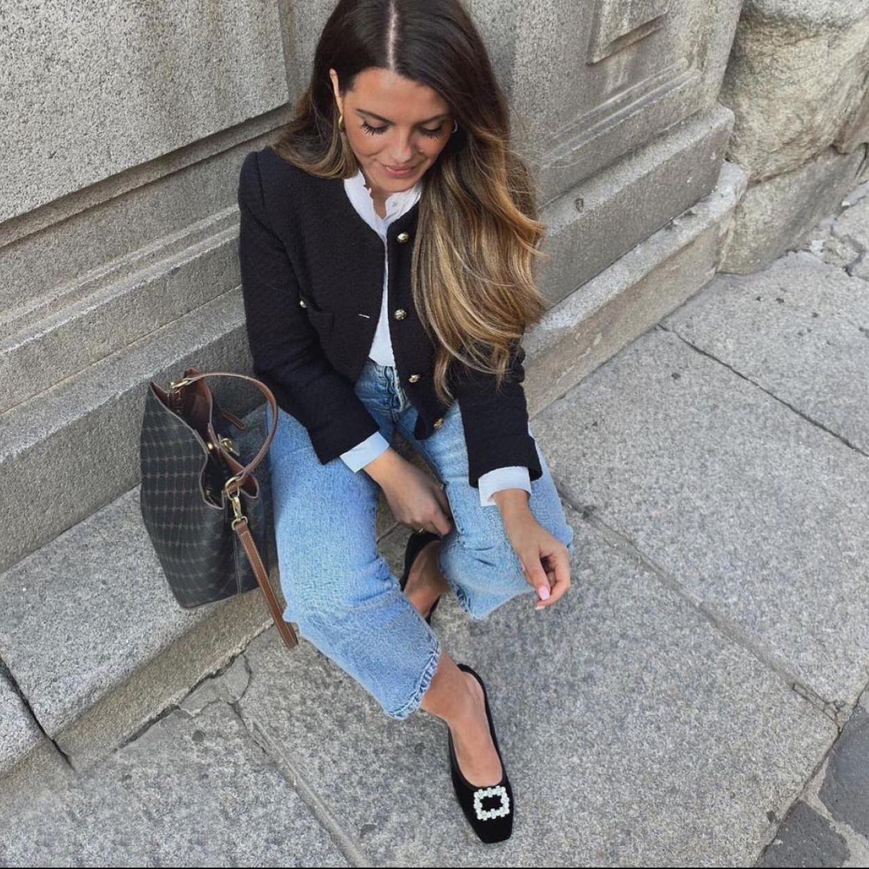 Vaqueros con cristales para un estilismo cómodo de Navidad