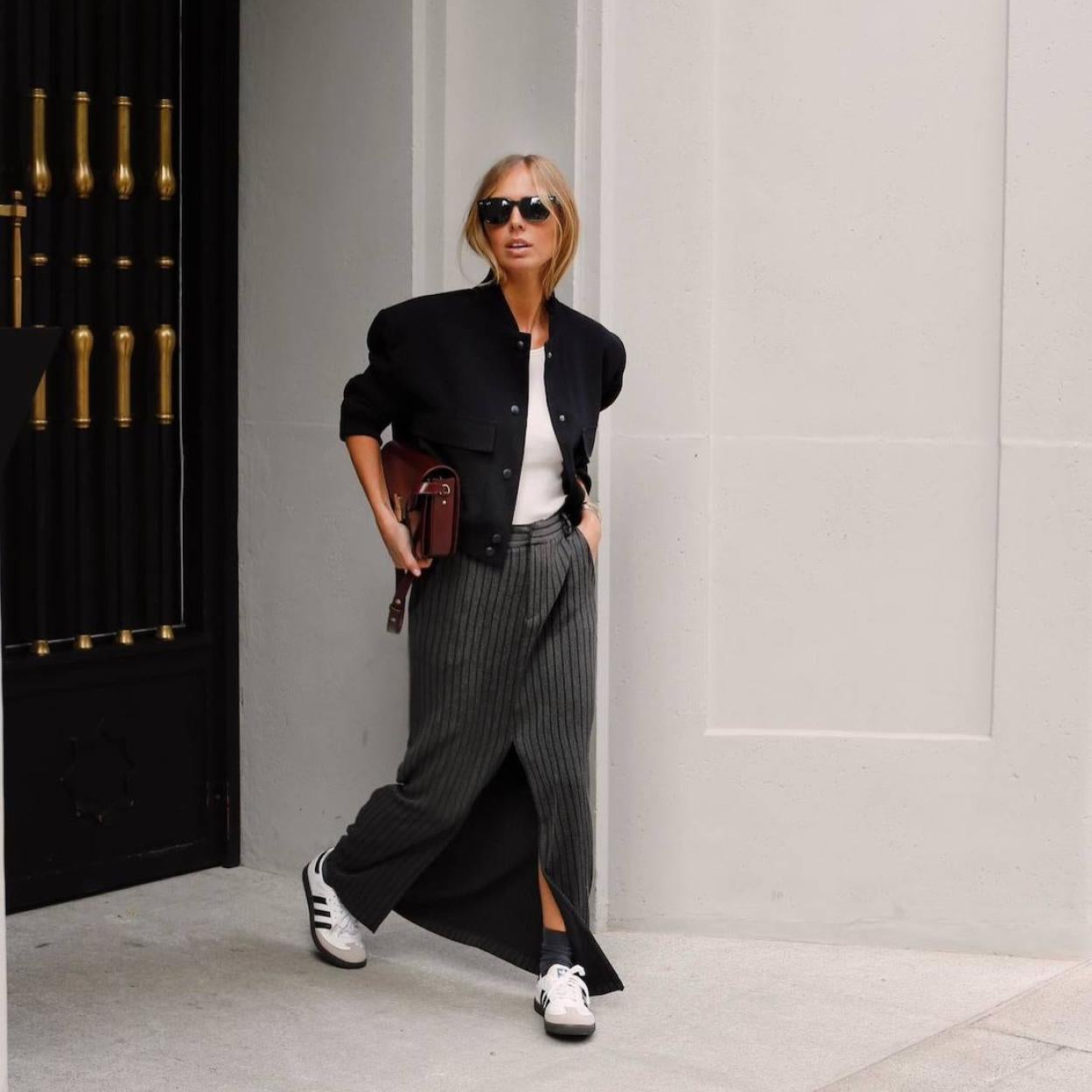 La influencer lleva un look con cazadora tendencia