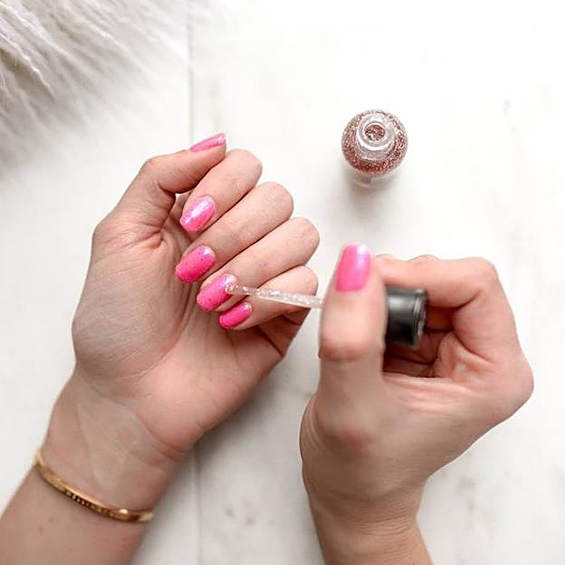 Mujer pintándose las uñas con esmalte peel-off
