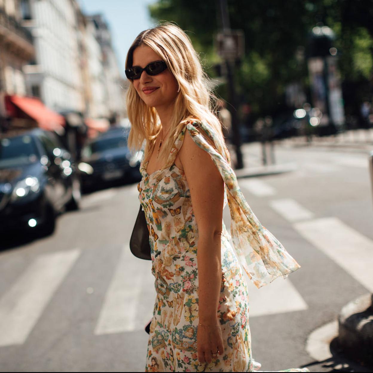 Influencer con pelo brillante y saludable