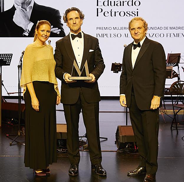 Eduardo Petrossi, consejero delegado de Mahou San Miguel recoge su premio de manos de Ana Dávila-Ponce de León, consejera de Familia, Juventud y Asuntos Sociales de la Comunidad de Madrid, e Ignacio Ybarra, presidente de Vocento. 