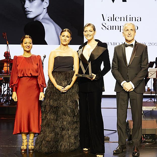 Valentina Sampaio, junto a Sira Rego, ministra de Juventud e Infancia, Samary Fernández Feito, directora general del Área de Lujo, Estilo de Vida y Revistas de Vocento, y Emilio Herrera, presidente de Kia.