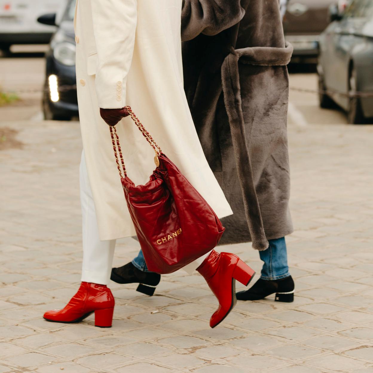 Bolso bucket en rojo.