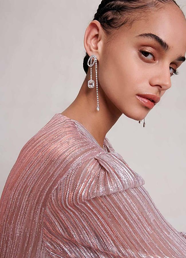 Imagen - Imagen de campaña de Maje con vestido de lúrex rosa.