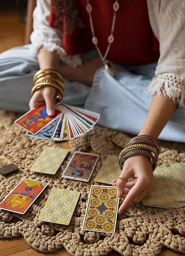 Imagen - Mujer echando las cartas de Tarot/FREEPIK