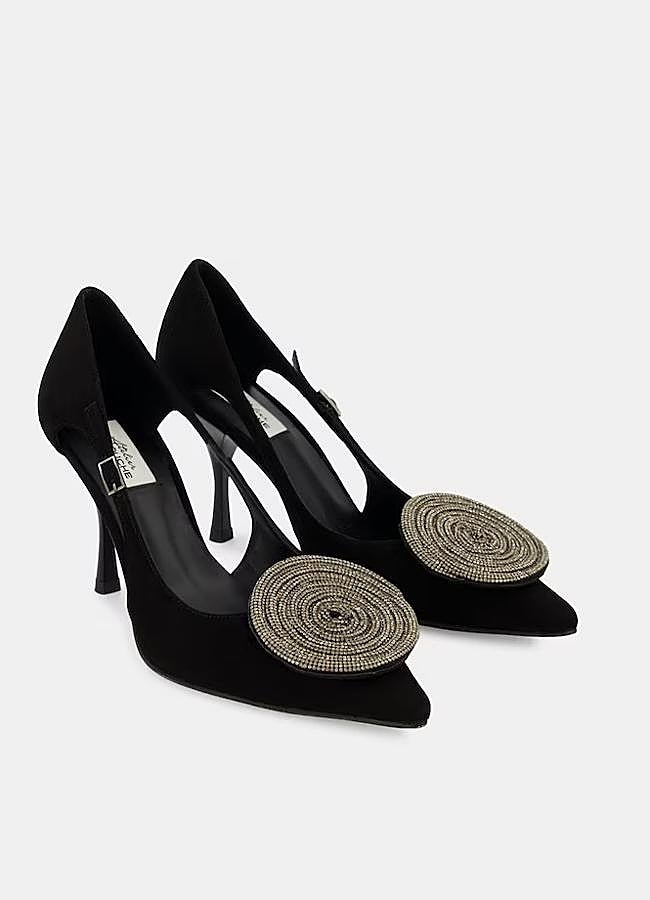 Imagen - Zapatos negros con broche redondo de Latouche, 180 euros.