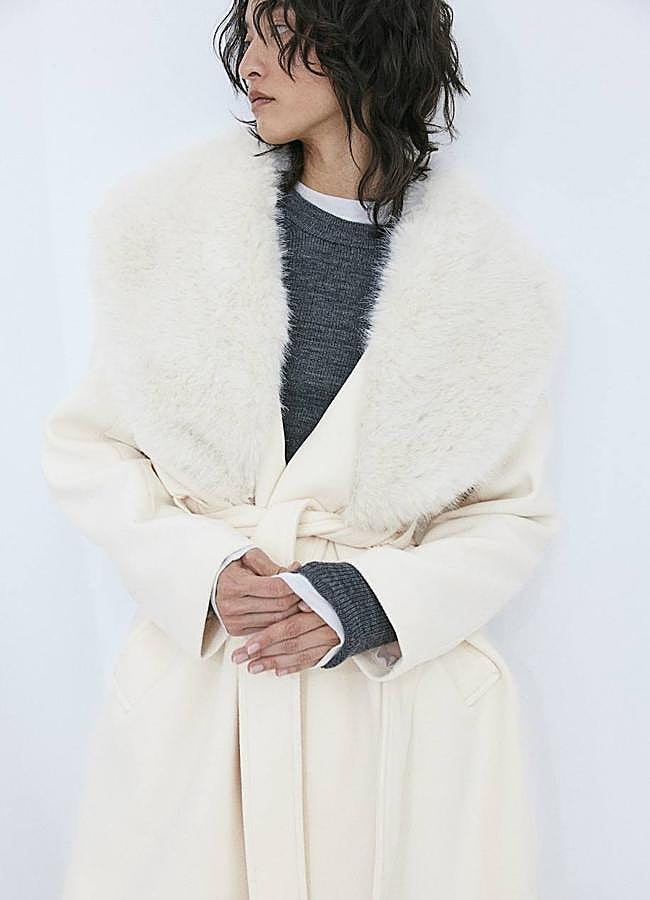 Imagen - Abrigo con cuello de pelo en tono blanco