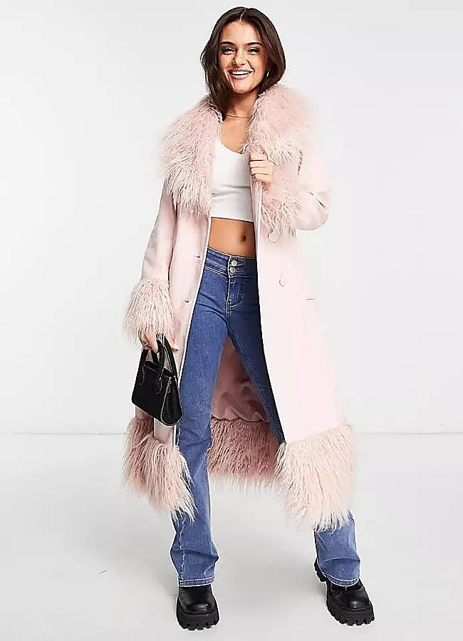 Imagen - Abrigo rosa con cuello de pelo