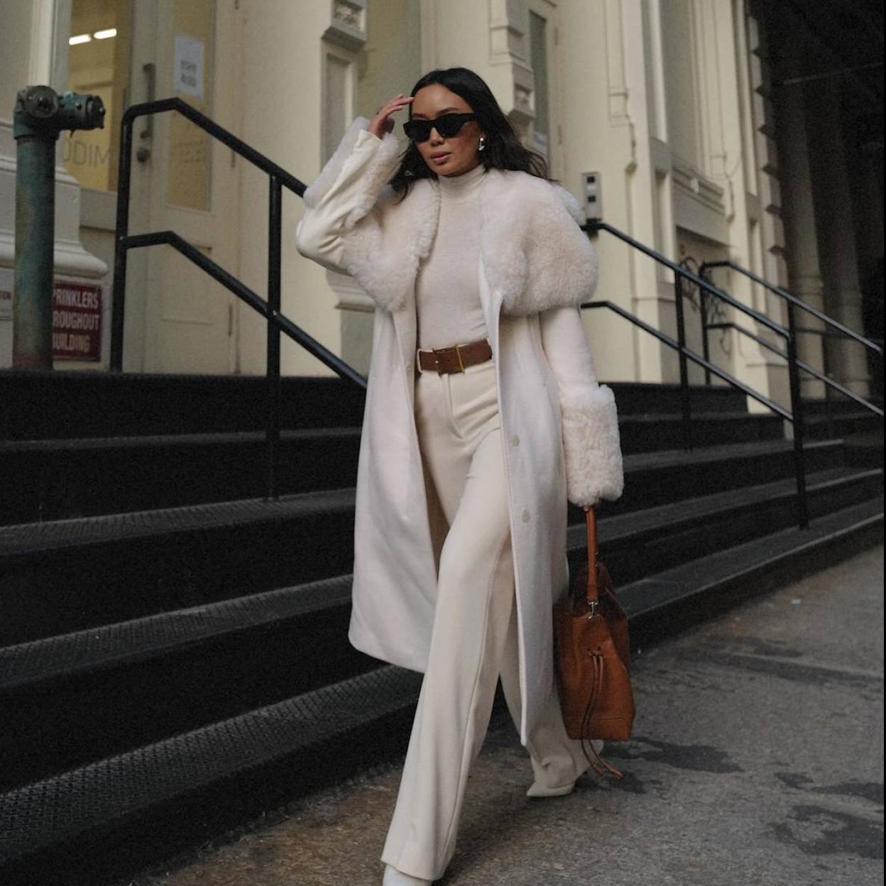 La influencer lleva un abrigo con cuello de pelo