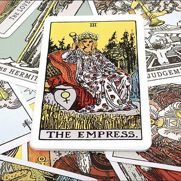 Energía positivia y plenitud en el amor gracias a la regencia de la Emperatriz en las cartas del Tarot de esta semana