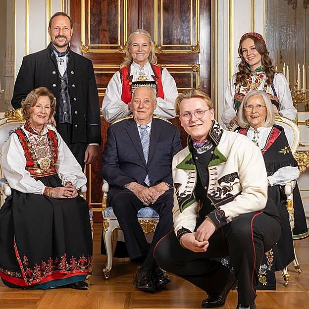 Sverre Magnus, junto a miembros de la familia real noruega. 