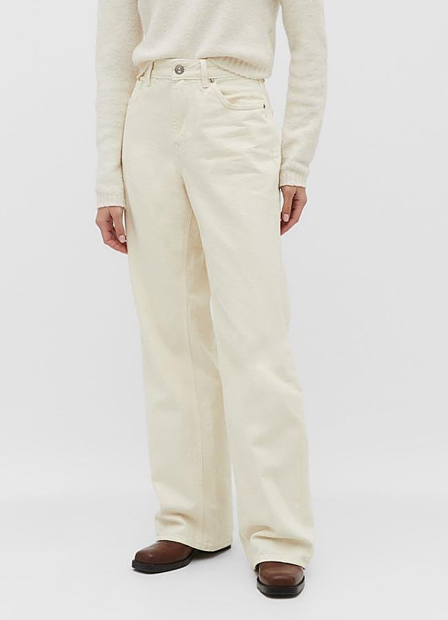 Imagen - Vaqueros de tiro alto en color crudo. Foto: Stradivarius.