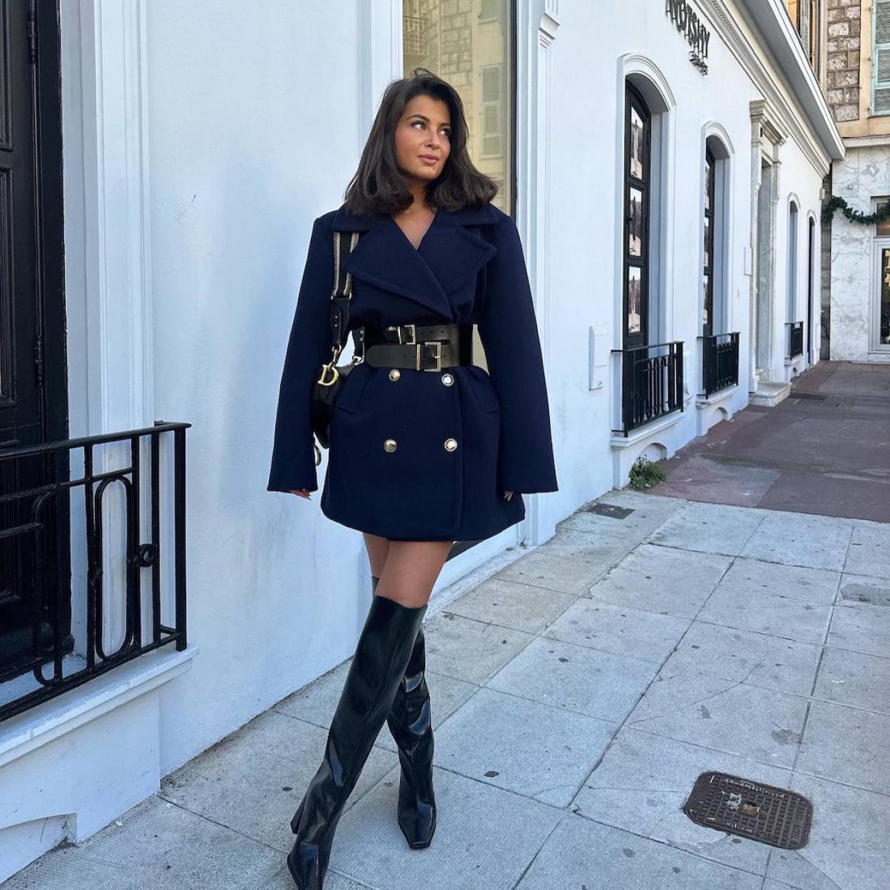 Influencer francesa con abrigo azul marino