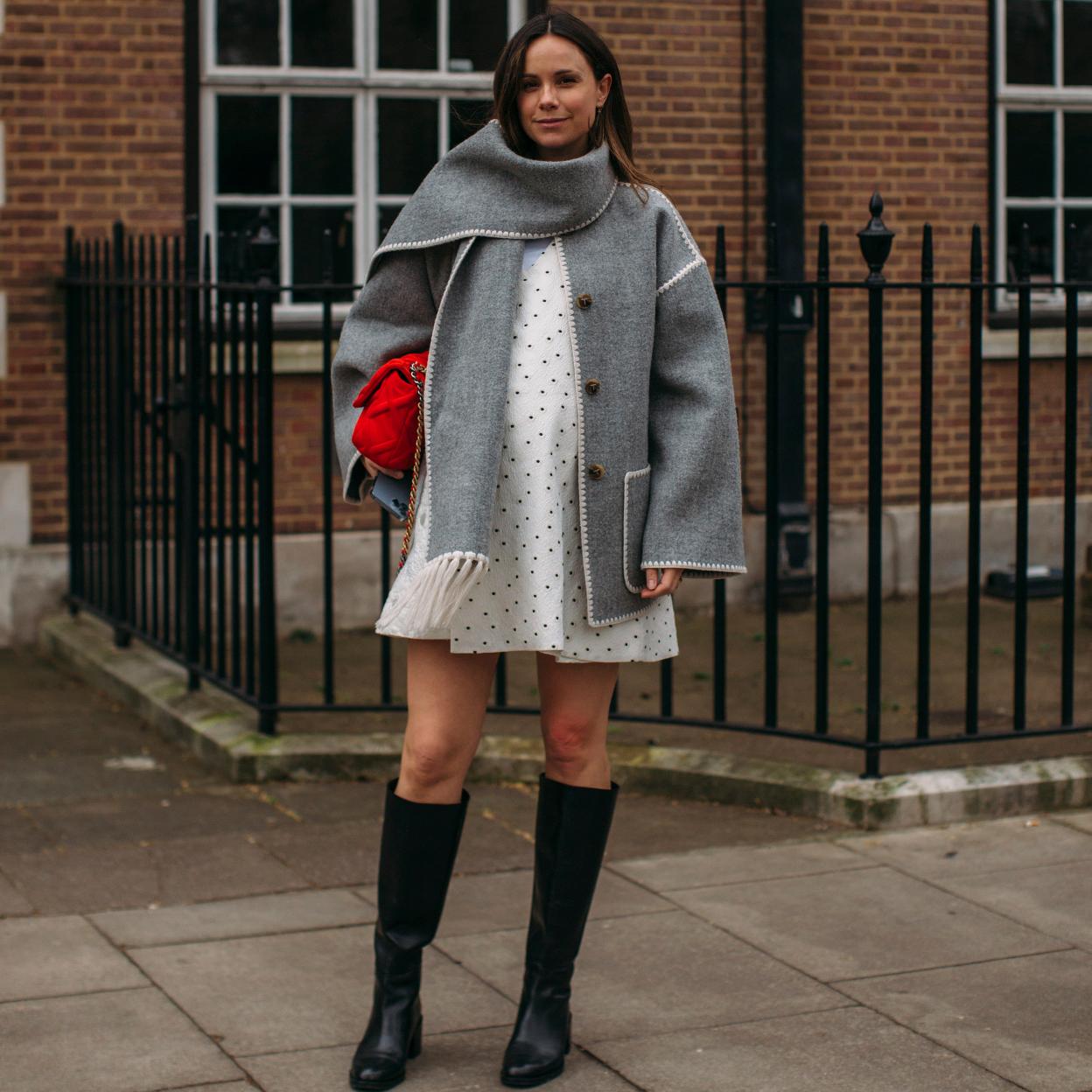 Un look de stret style con una bufanda.