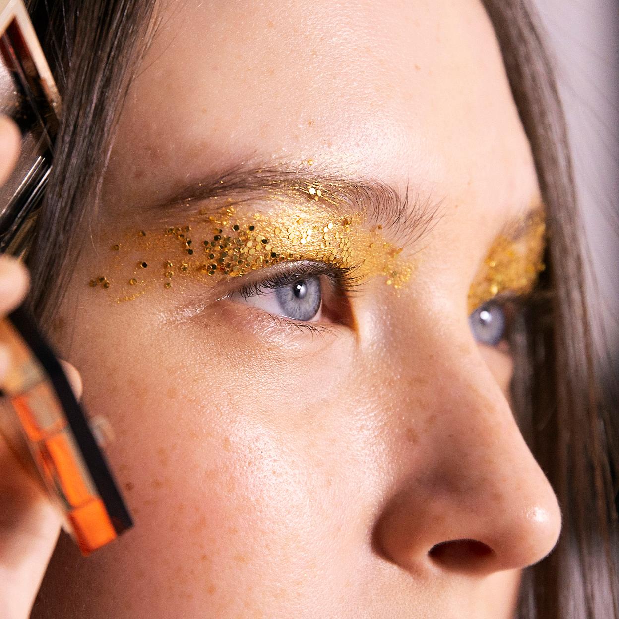 Modelo con maquillaje glitter