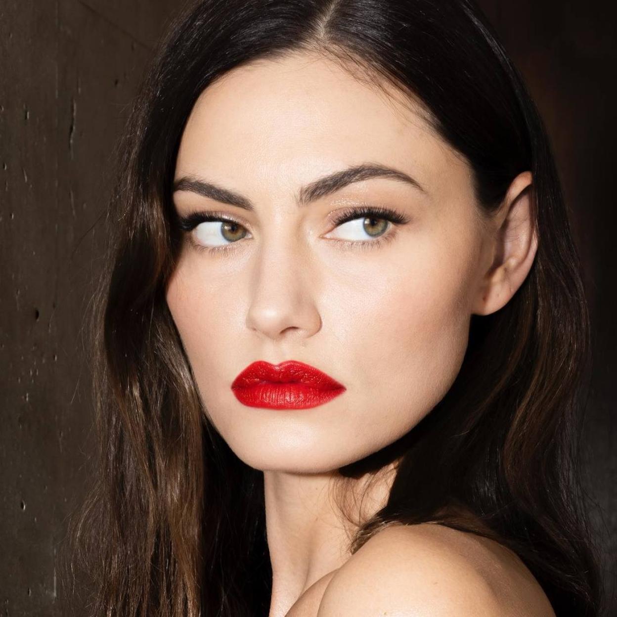 Phoebe Tonkin con labial para Navidad 2023 color rojo