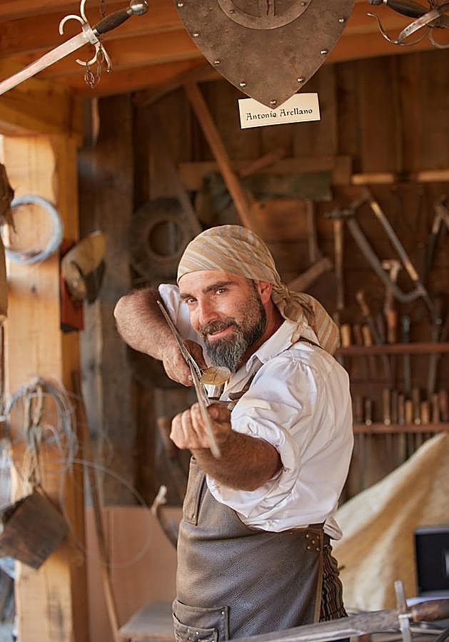 Imagen - Tony Arellano, el maestro espadero de Puy du Fou con una de las creaciones que salen de la forja del parque.