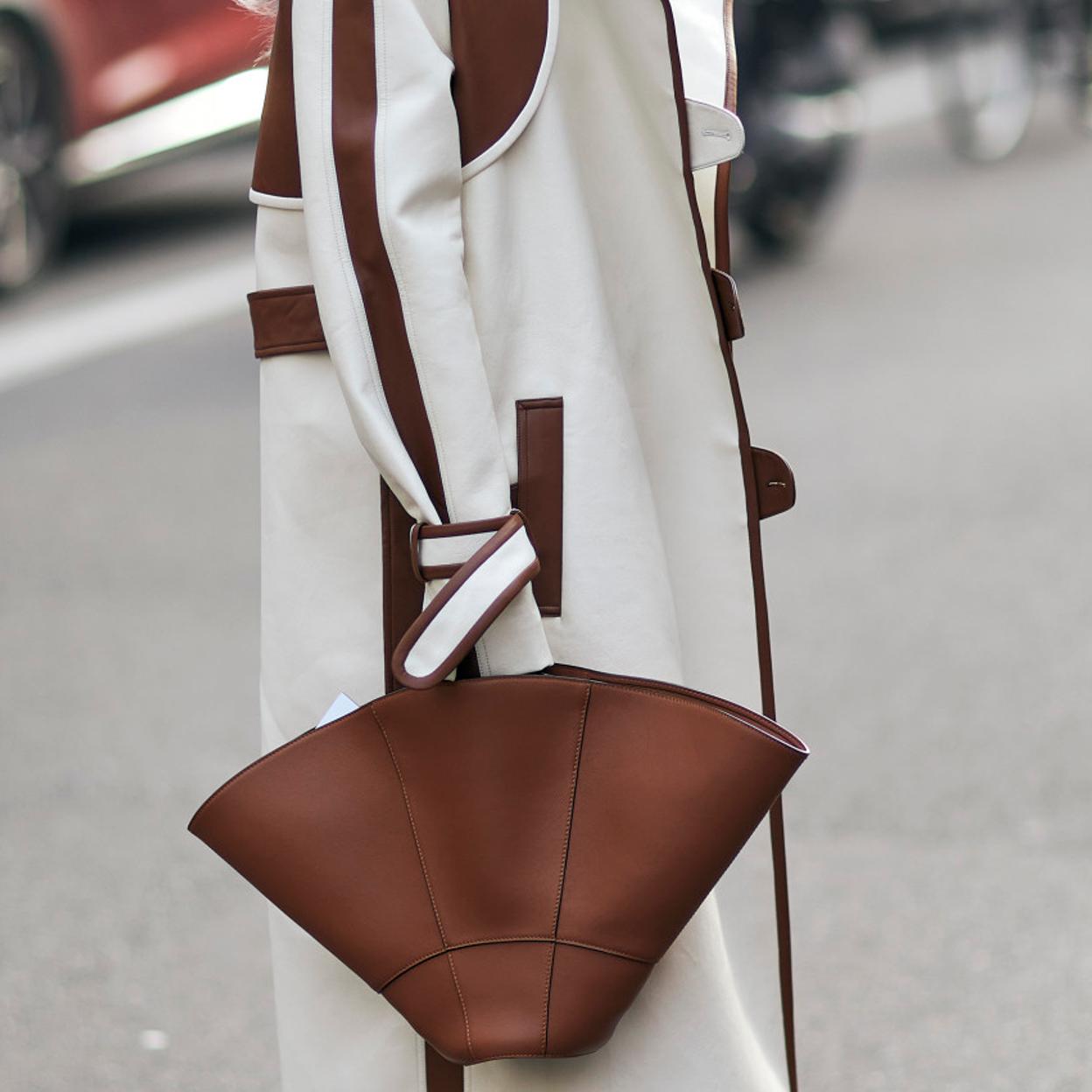 Un bolso shopper en marrón.