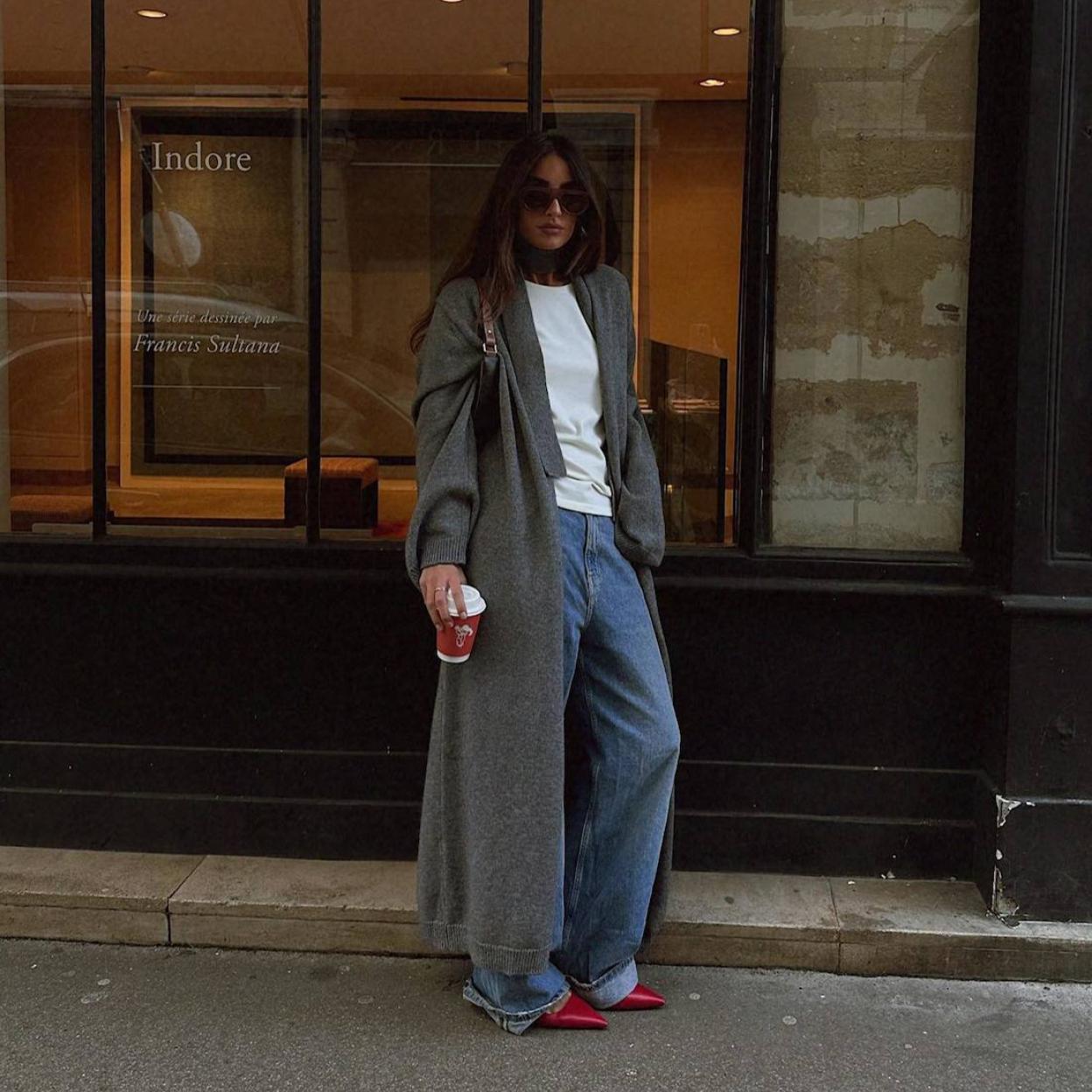 La influencer lleva un look básico con cárdigan largo