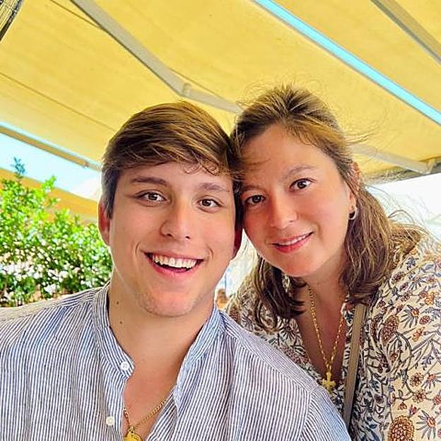 Chábeli Iglesias, con su hijo, en unas recientes vacaciones. 